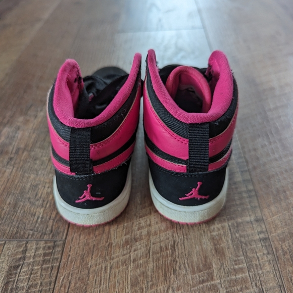 AIR JORDAN 1 RETRO HIGH GS (Black / Vivid Pink) - Picture 2 of 5